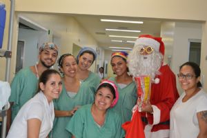 Grupo Vozes do Caldeiro e Papai Noel no Hospital Unimed SR