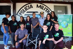 Unimed So Roque entrega cadeira de rodas; parceria com JBA