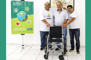 Eu Ajudo na Lata:Unimed SR entrega mais uma cadeira de rodas